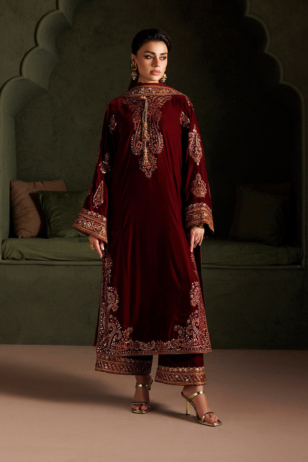 Embroidered Velvet & Organza 3pcs Suit By IZNIK